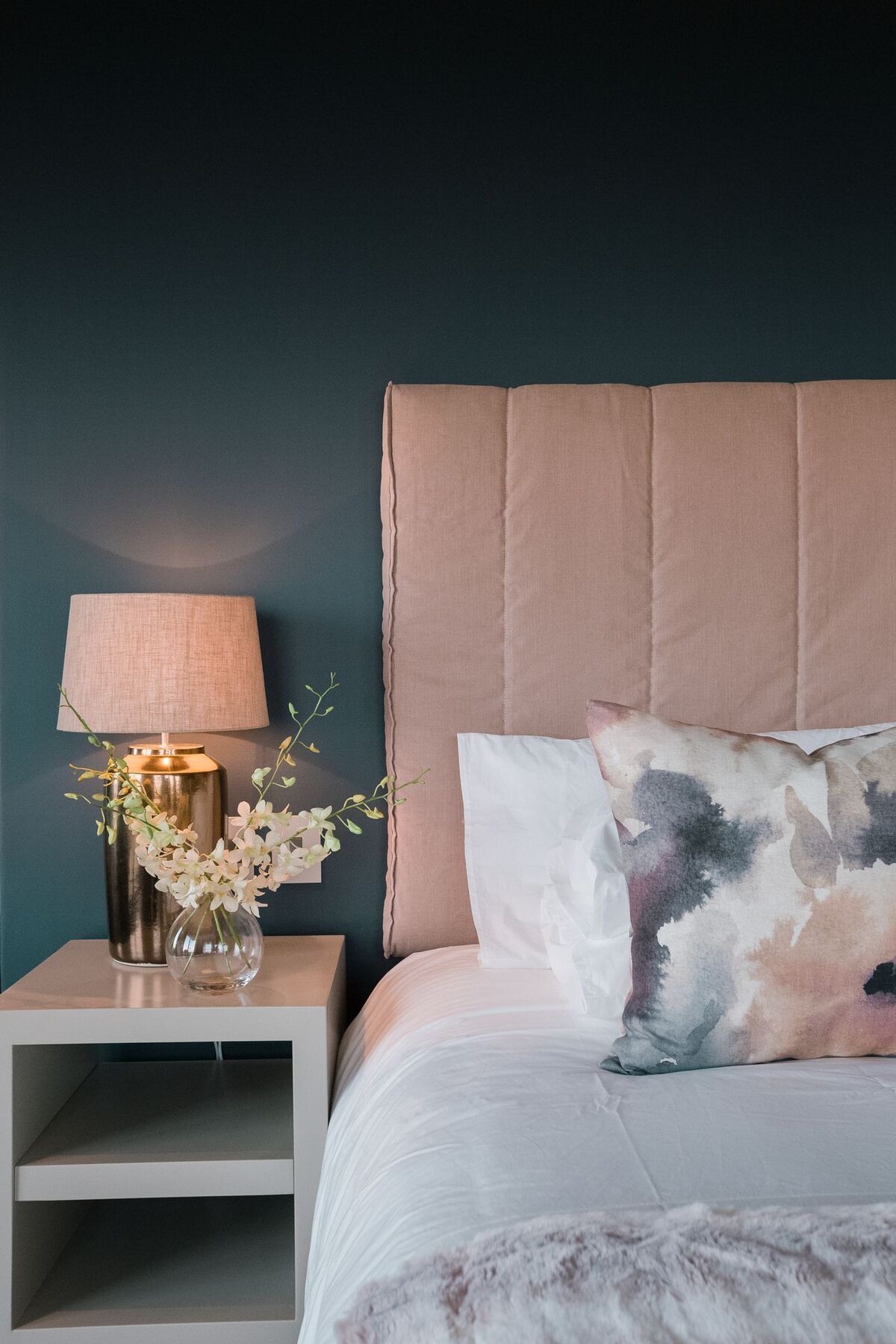 Sky Villa Boutique Hotel By Raw Africa Collection Plettenberg Bay Ngoại thất bức ảnh A bedroom with a bed and a bedside table